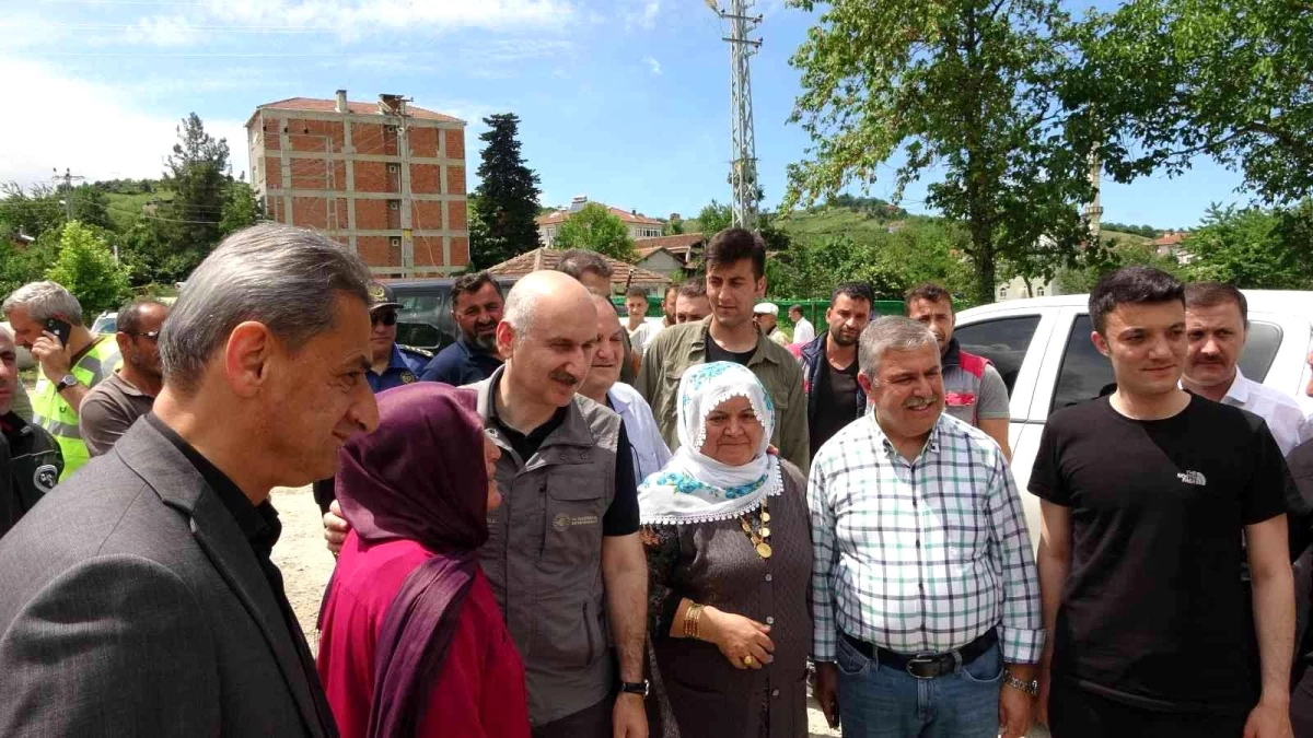 Bakan Karaismailoğlu\'nun önüne çıkan kadın, yaşadıkları su ve yol sorunlarını anlattı