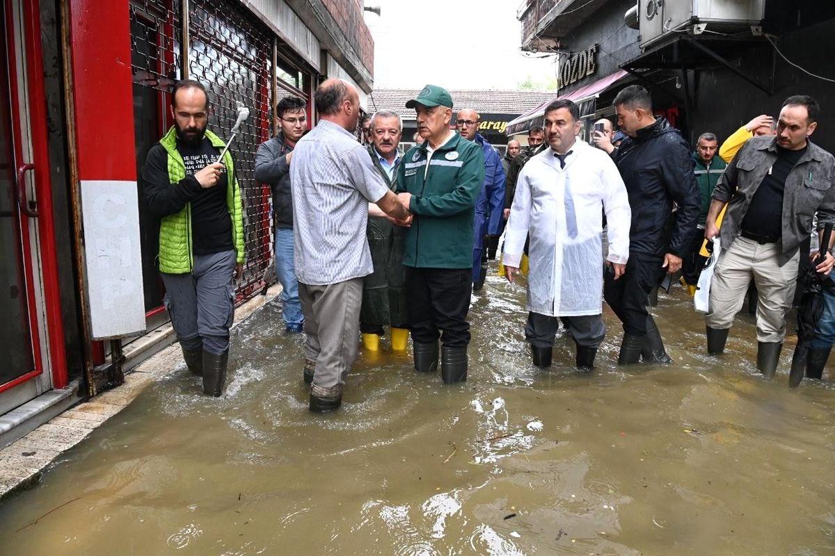 Son dakika haber: Bakan Kirişci Zonguldak\'ta sel felaketinin yaşandığı bölgede