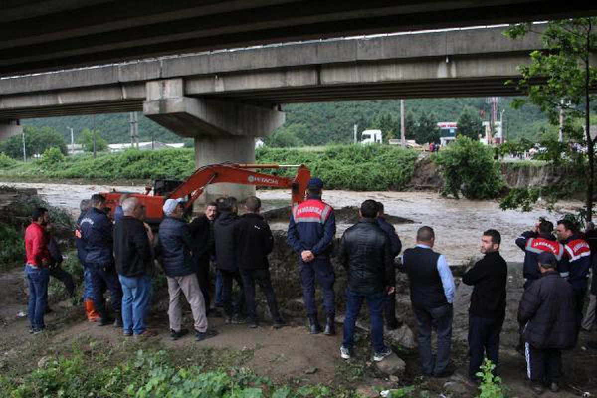Son dakika gündem: Düzce\'de iş makinesi operatörü, sel sularına kapıldı