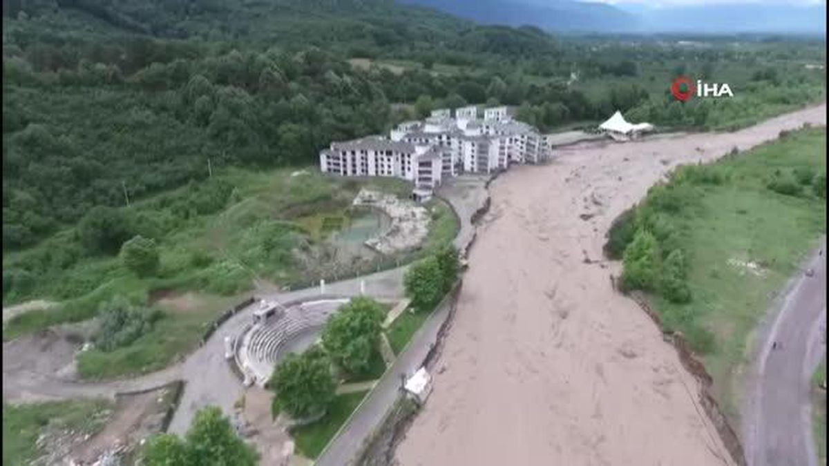 Düzce'de sel, inşaat halindeki termal otelin bloğunu yıktı