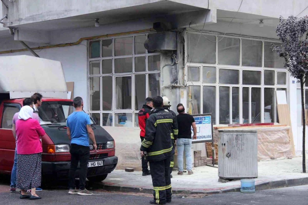 Elektrik kontağında çıkan yangın, itfaiye ekipleri tarafından söndürüldü