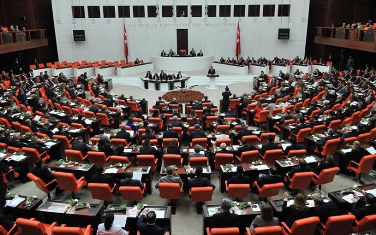 Emekli aylıklarını 3 bin TL\'ye çıkaran, öğrenci affı hükümleri içeren teklif TBMM\'de