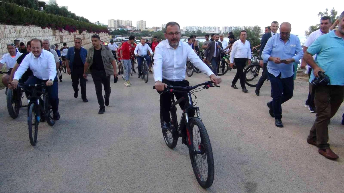 Gençlik ve Spor Bakanı Kasapoğlu Akkum Gençlik kampı açılışına bisikletle geldi