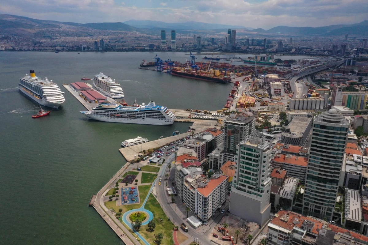 İzmir, 3 kruvaziyerle gelen 2 bin 300 turisti ağırladı