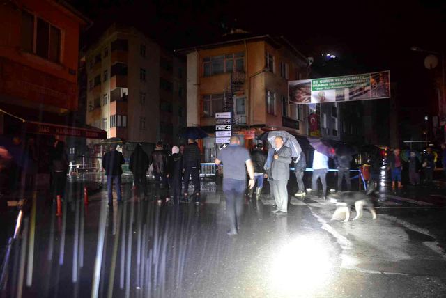 Karabük Yenice'yi su bastı: Ekmek teknesini kurtarmak isteyen esnaf seferber oldu Karabük Yenice'yi su bastı: Ekmek teknesini kurtarmak isteyen esnaf seferber oldu