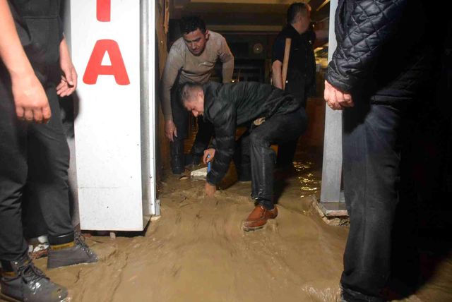 Karabük Yenice'yi su bastı: Ekmek teknesini kurtarmak isteyen esnaf seferber oldu Karabük Yenice'yi su bastı: Ekmek teknesini kurtarmak isteyen esnaf seferber oldu