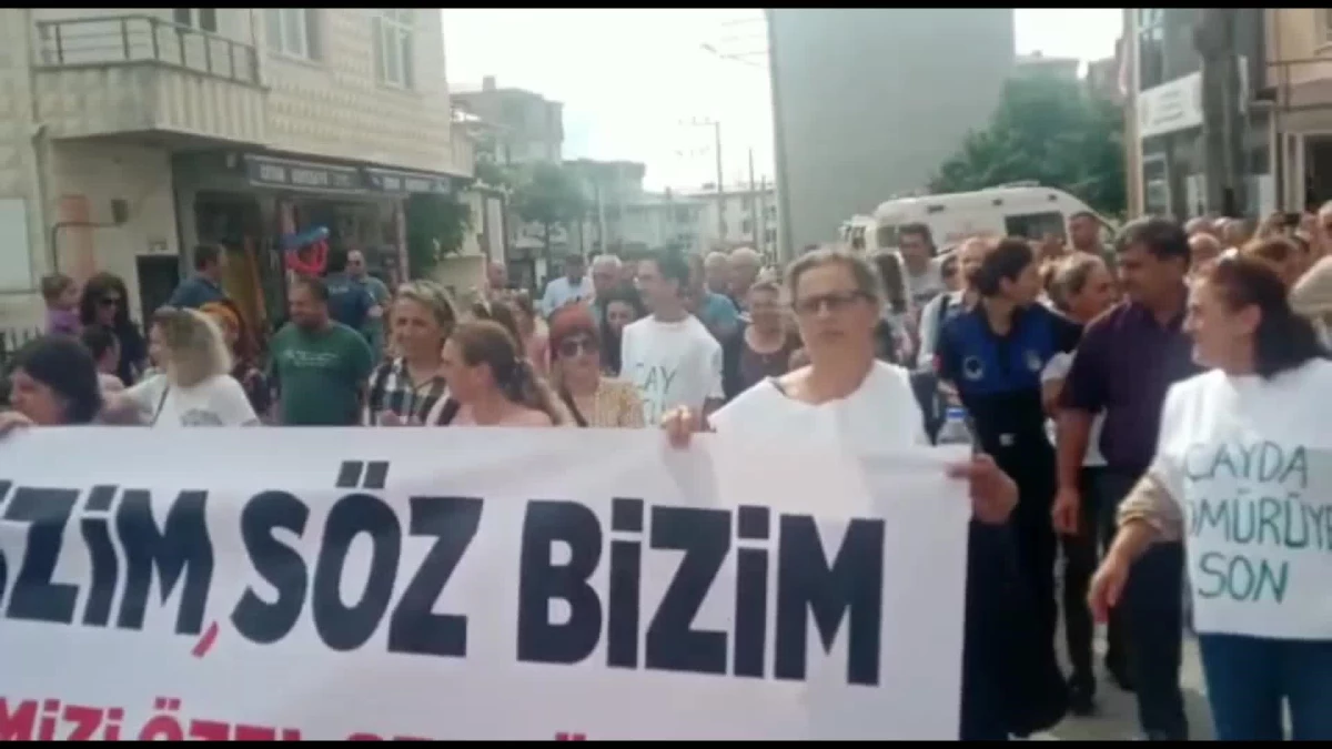 Kemalpaşalı Çay Üreticileri, Kanun Teklifini Protesto Etti: "Çay Kanunu Yasalaşırsa, Kendi Çay Bahçemizde Sözleşmeli Çiftçi Olarak Çalışacağız"