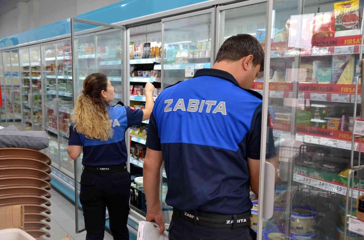 Koçarlı Zabıtası son tüketim tarihi geçmiş ürünleri denetledi