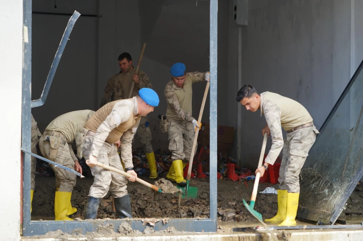 Son dakika haberleri | Komandolar, sel sonrası balçıkla kaplanan ev ve işyerlerini temizliğe başladı