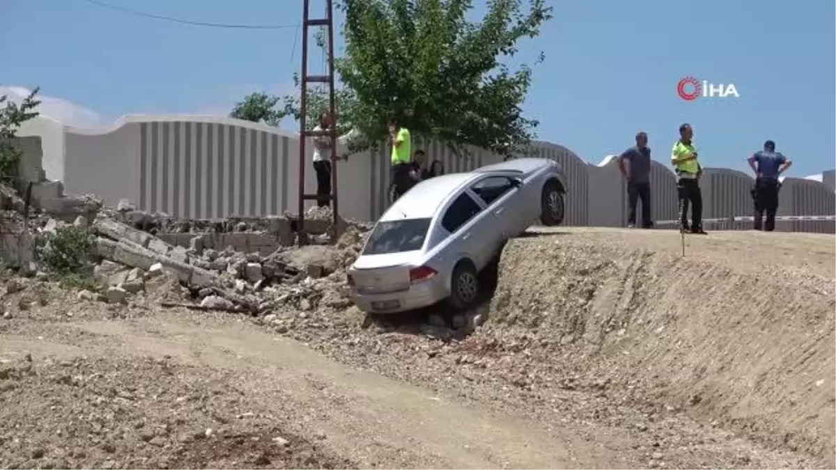 Otomobil askıda kaldı sürücüsü, "Daha önce de sulama kanalına düştüm" diyerek güldü