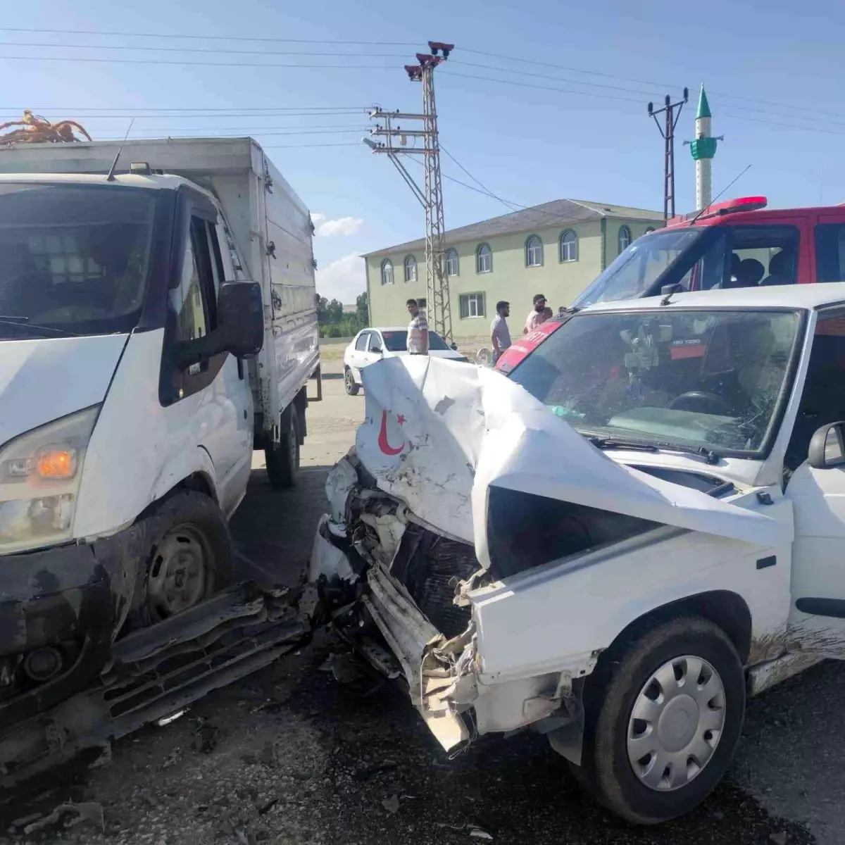 Son dakika haber... Otomobille kamyonet çarpıştı: 5 yaralı