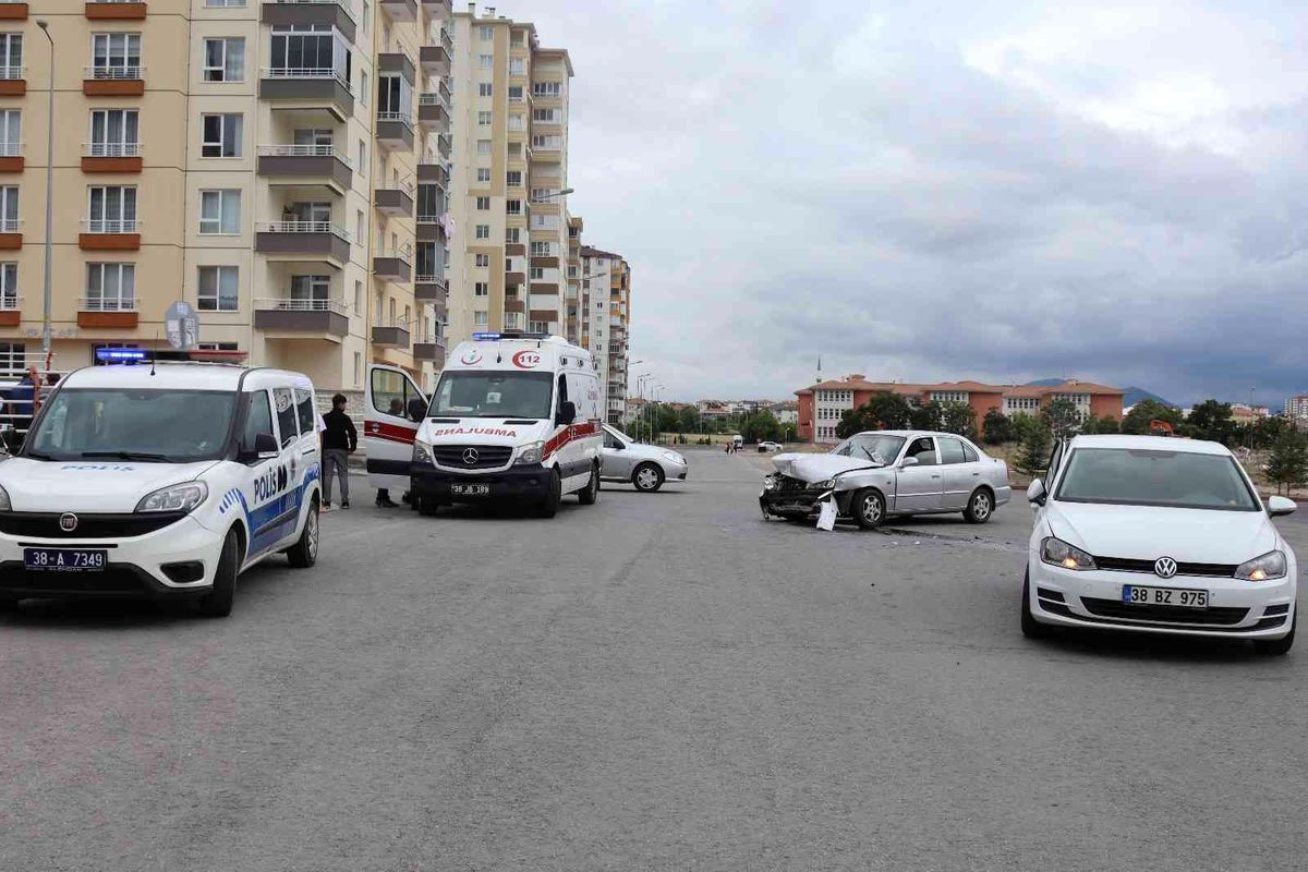 Son dakika haber: Otomobiller çarpıştı: 5 yaralı