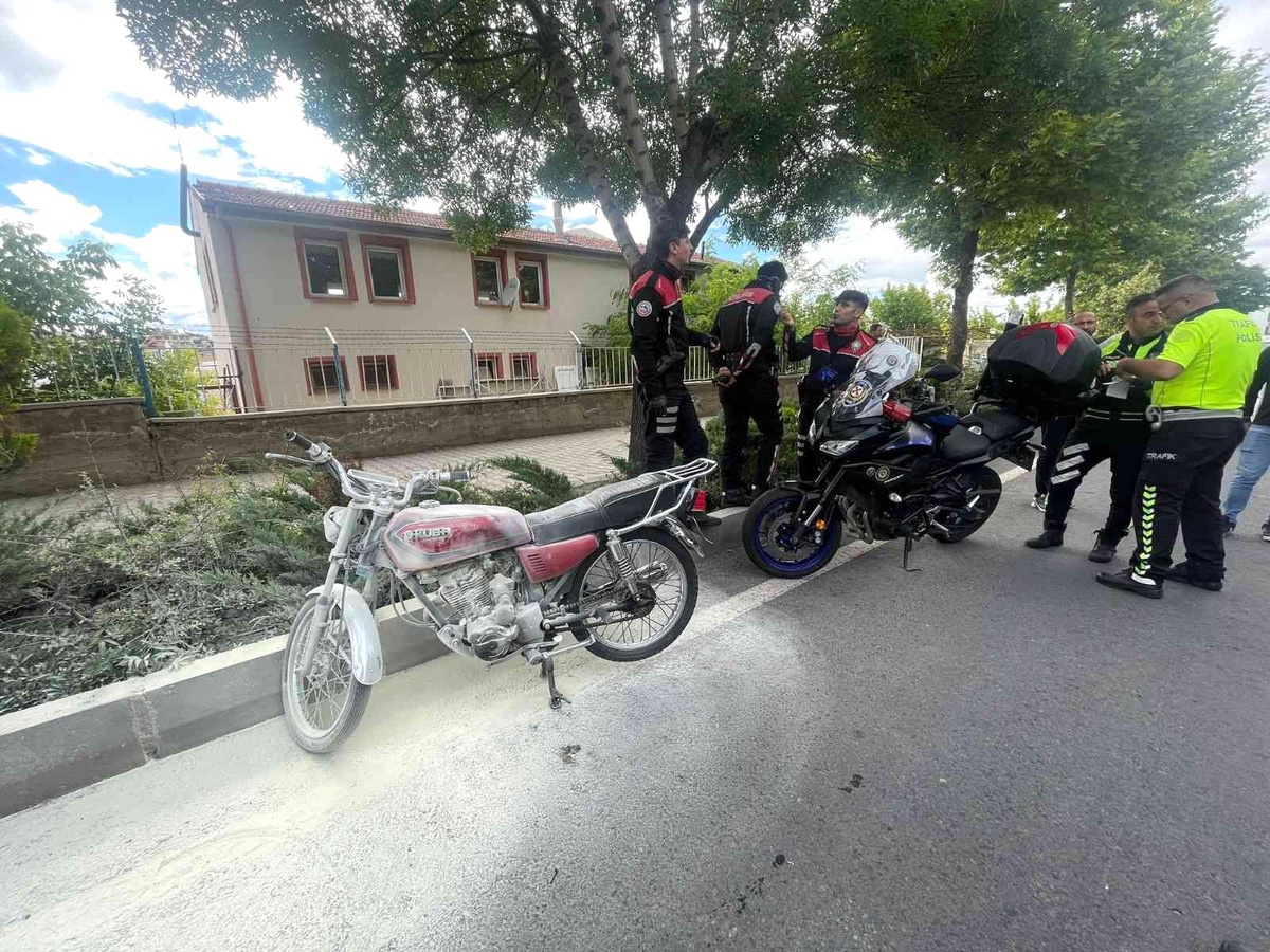 Son dakika... Polise yakalanan ehliyetsiz sürücü motosikletini yakmaya çalıştı