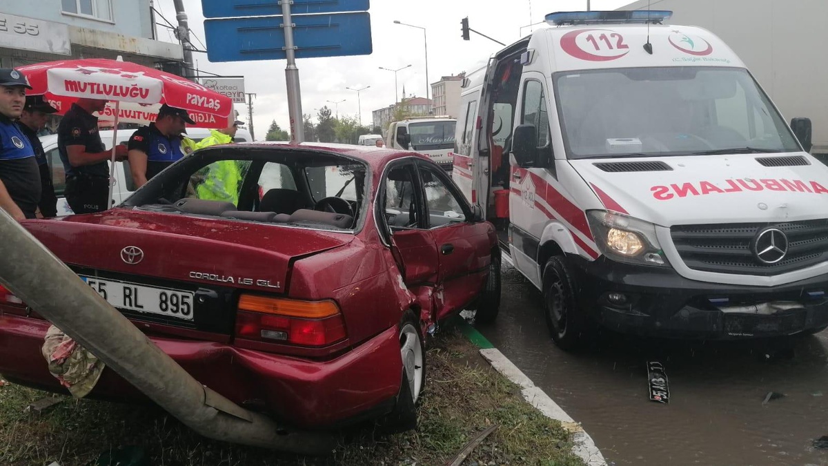 Samsun\'da ambulans ile otomobil çarpıştı, 4 kişi yaralandı