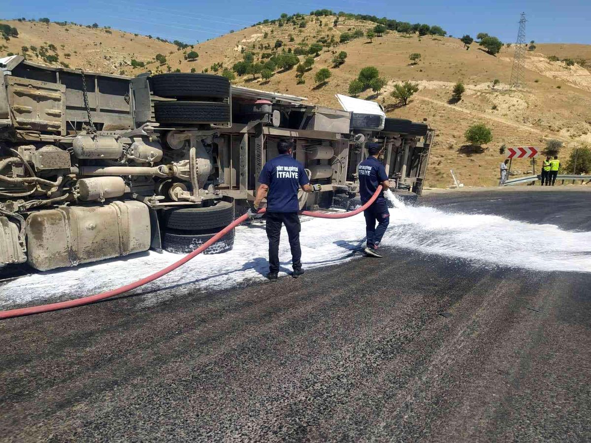 Siirt\'te mazot yüklü tır devrildi, itfaiye ekipleri tehlikeyi önledi