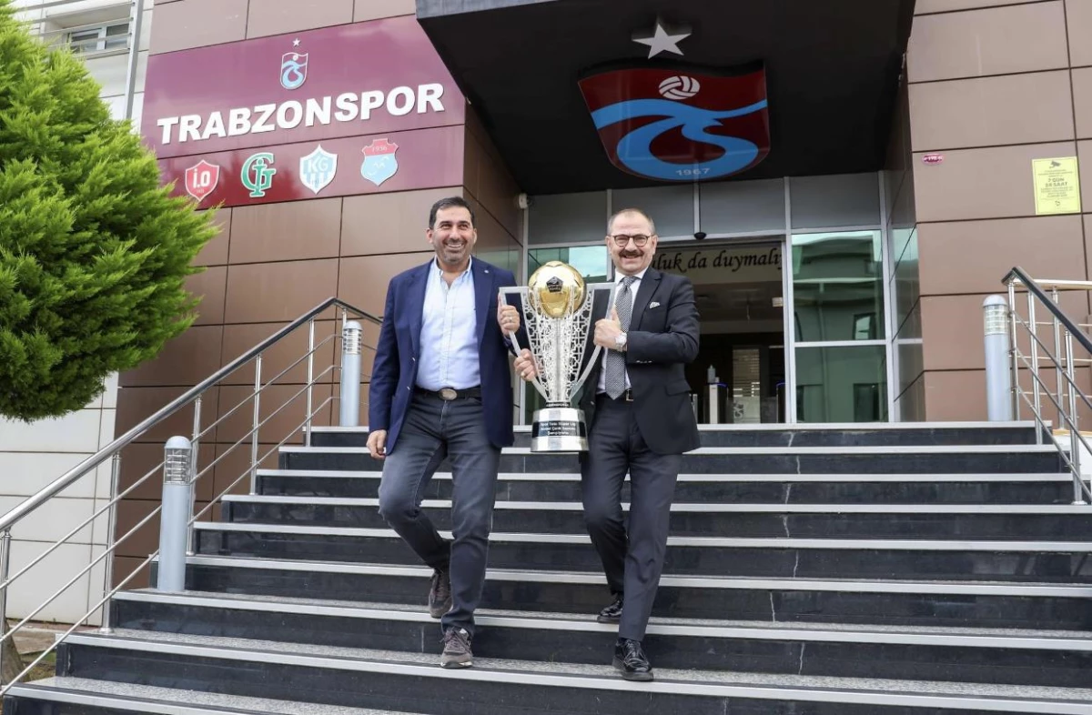 Trabzonspor\'un şampiyonluk kupası müzedeki yerini aldı