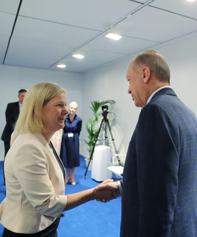 Türkiye, İsveç, Finlandiya ve NATO arasındaki 4'lü zirve başladı! Toplantıdan gelen ilk fotoğraflar adeta mesaj niteliğinde Türkiye, İsveç, Finlandiya ve NATO arasındaki 4'lü zirve başladı! Toplantıdan gelen ilk fotoğraflar adeta mesaj niteliğinde