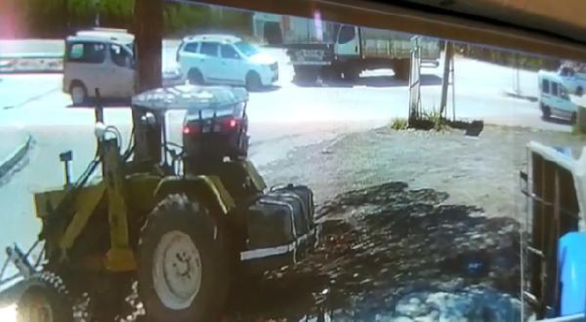 \'U\' dönüşü yapan TIR\'a kamyonet çarptı; kaza anı kamerada