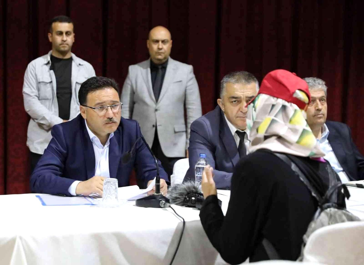 Vali Gökmen Çiçek, halk günü toplantısında vatandaşları dinledi