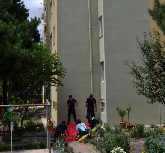 5'inci kattan atlamak istedi, son anda polis kurtardı 5'inci kattan atlamak istedi, son anda polis kurtardı
