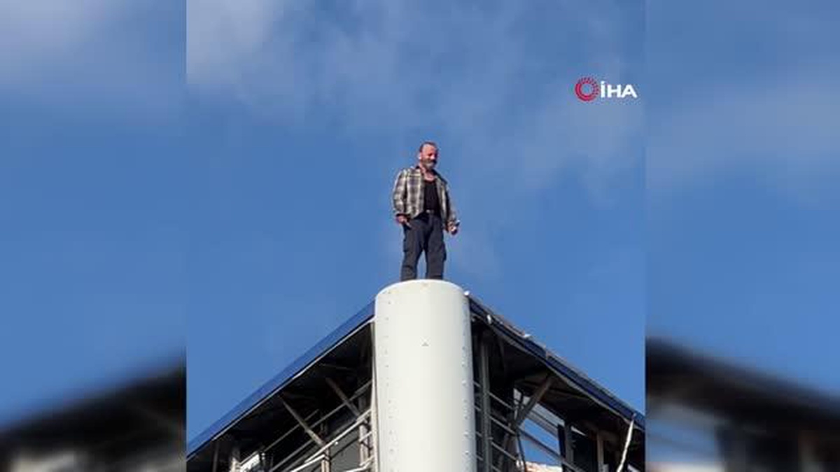 50 metre yüksekliğindeki reklam tabelasına çıktı, 3 saatte ikna edildi