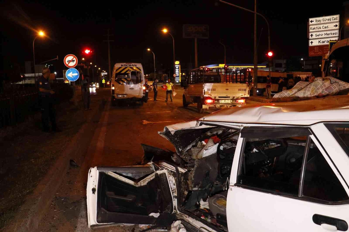 Son dakika haber! Adana\'da otomobil işçi servisine arkadan çarptı: 6 yaralı