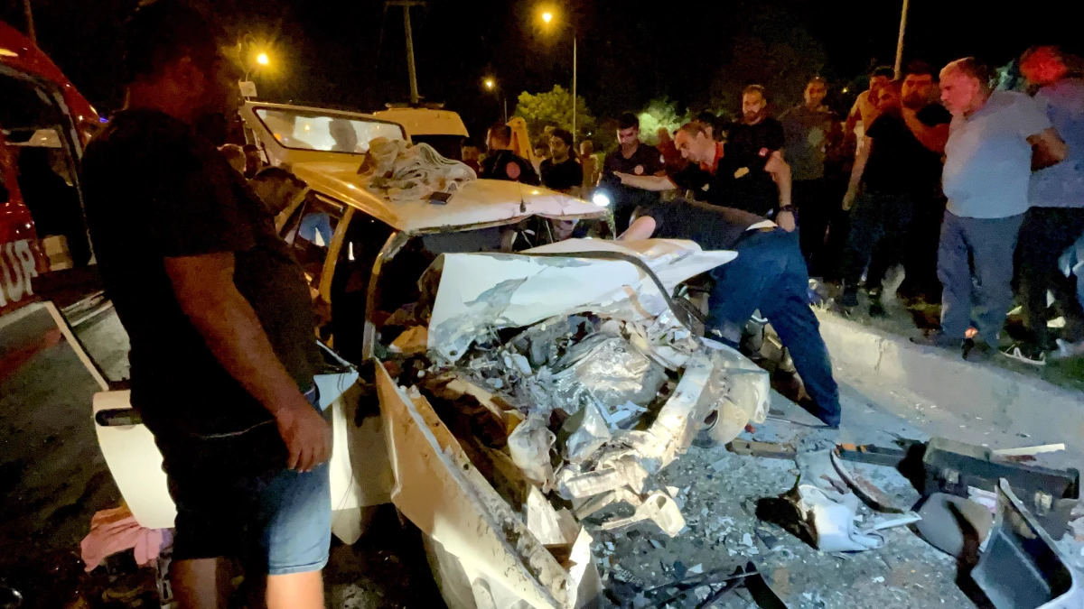 Son dakika... Adana\'da otomobilin servis aracına çarpması sonucu 1 kişi öldü, 5 kişi yaralandı