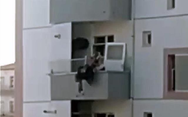 Alevlere teslim olan daireden aşağı atlayan kadın, alt kattaki komşusu tarafından havada yakalandı Alevlere teslim olan daireden aşağı atlayan kadın, alt kattaki komşusu tarafından havada yakalandı