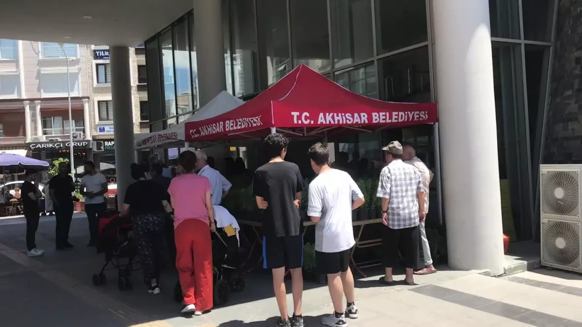 Akhisar Belediyesi Kendi Yetiştirdiği 5 Bin Fesleğeni Halka Dağıttı