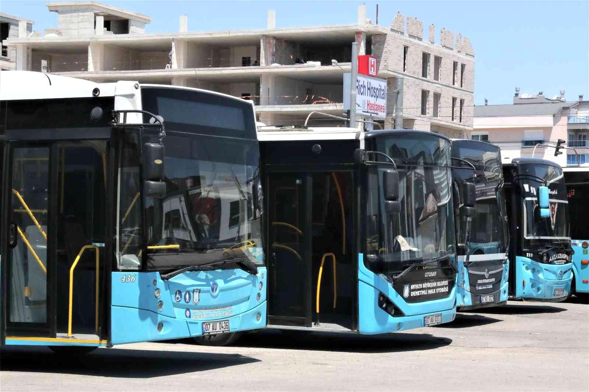 Antalya\'da turizm sezonu açıldı, toplu taşıma araçları kaptansız kaldı