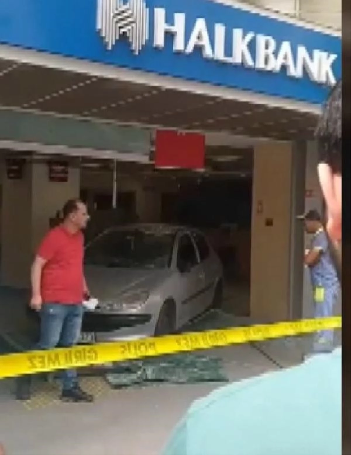 Bahçelievler\'de sürücüsünün paniğe kapıldığı otomobil bankaya girdi