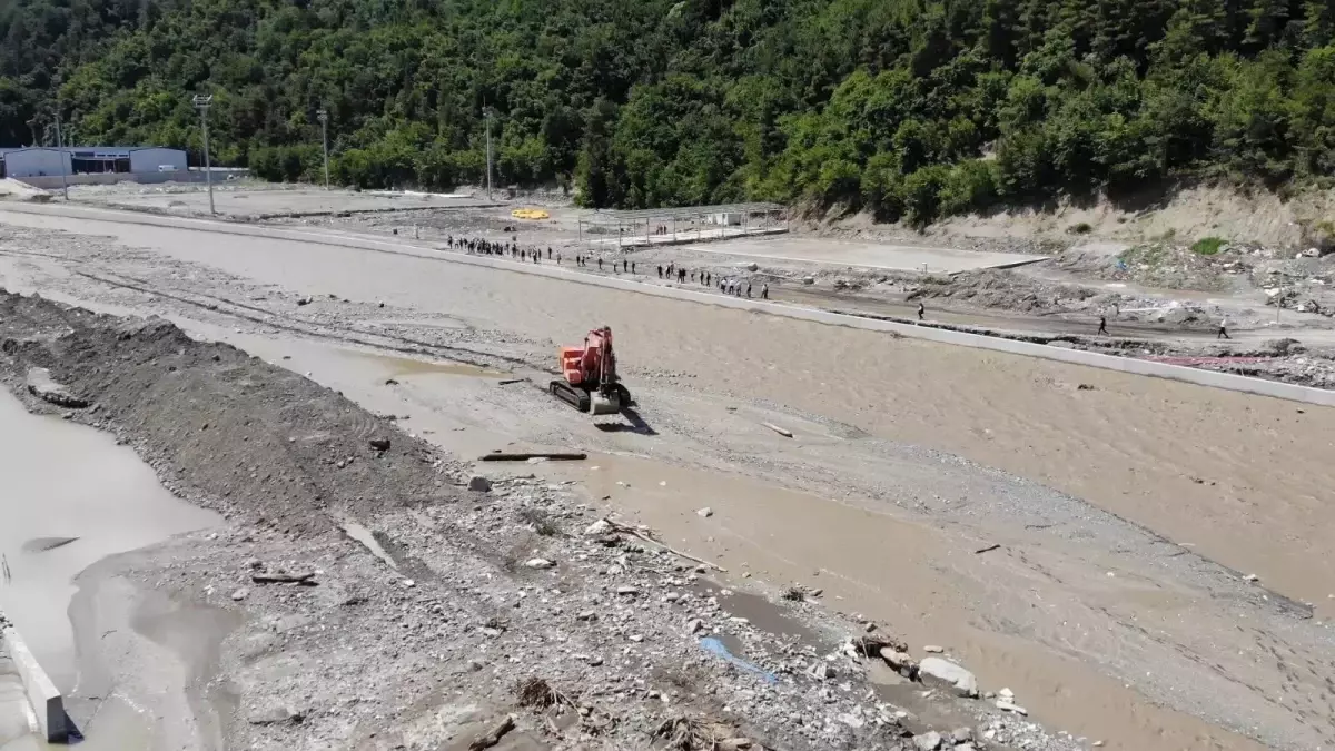 Bakan Kurum, selden etkilenen 3 ilçede incelemelerde bulundu