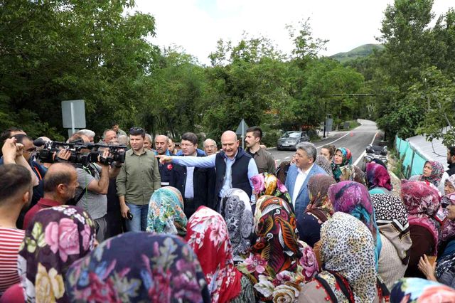 Bakan Soylu sel mağduru çocukların isteğini kırmadı Bakan Soylu sel mağduru çocukların isteğini kırmadı