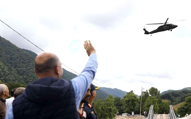 Bakan Soylu sel mağduru çocukların isteğini kırmadı Bakan Soylu sel mağduru çocukların isteğini kırmadı