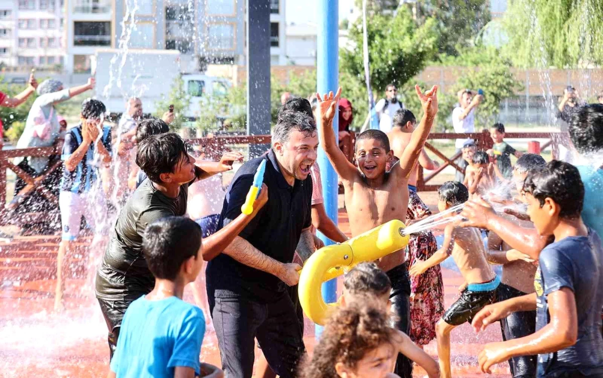 Başkan Kocaispir, su oyun parkını çocuklarla açtı