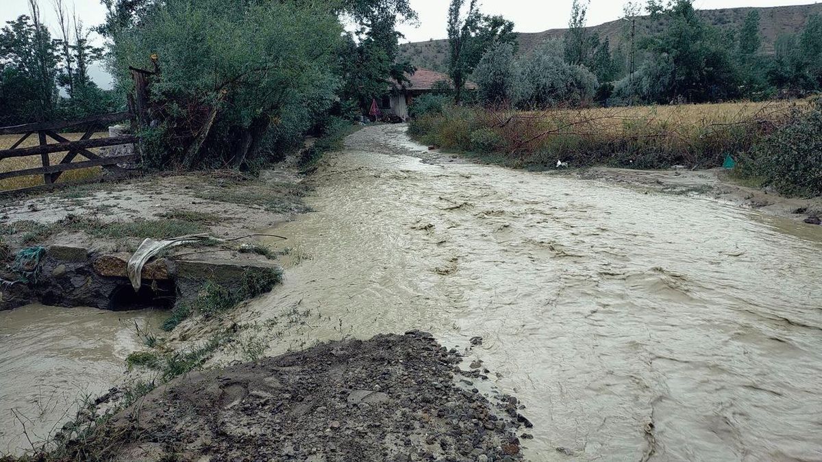 Dere yatağı taştı, 5 ev tedbir amaçlı boşaltıldı