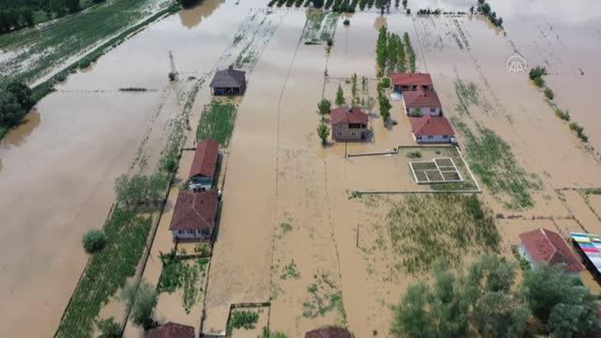 Sel mağdurları evlerine kavuşmak için suyun çekilmesini bekliyor (2)