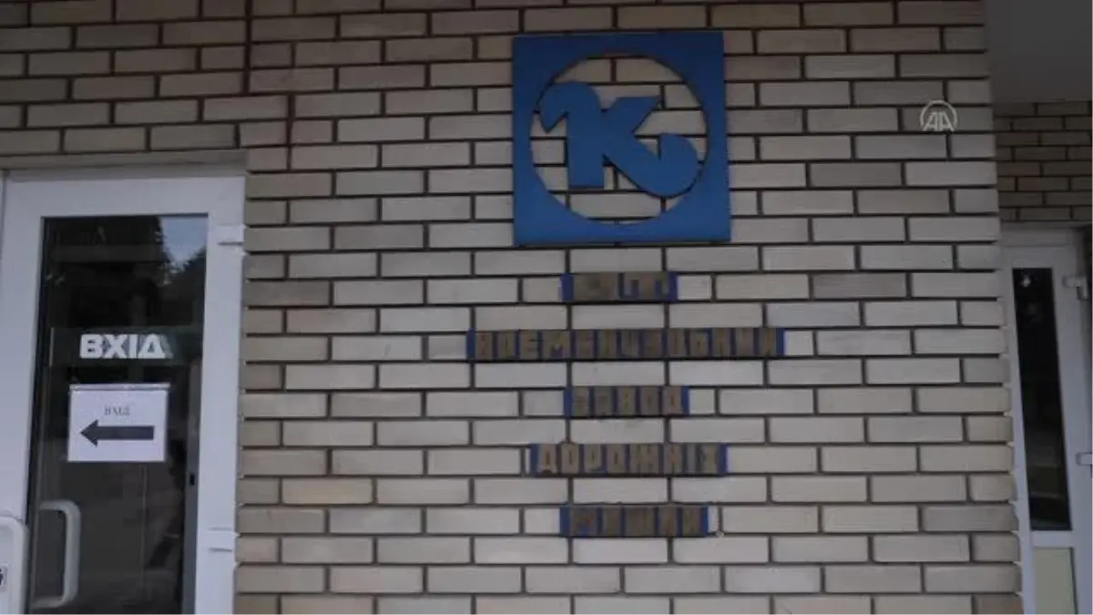 Son dakika haberleri! Ukrayna'da Kremençuk kentinde vurulan alışveriş merkezinde saldırı izleri silinmeye çalışılıyor