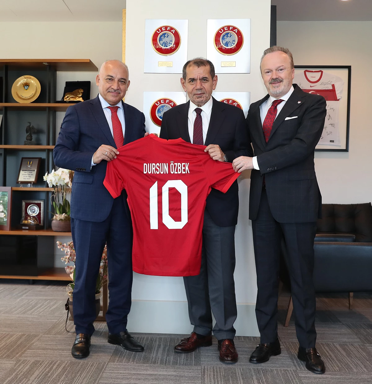 Galatasaray Başkanı Özbek\'ten TFF Başkanı Büyükekşi\'ye ziyaret