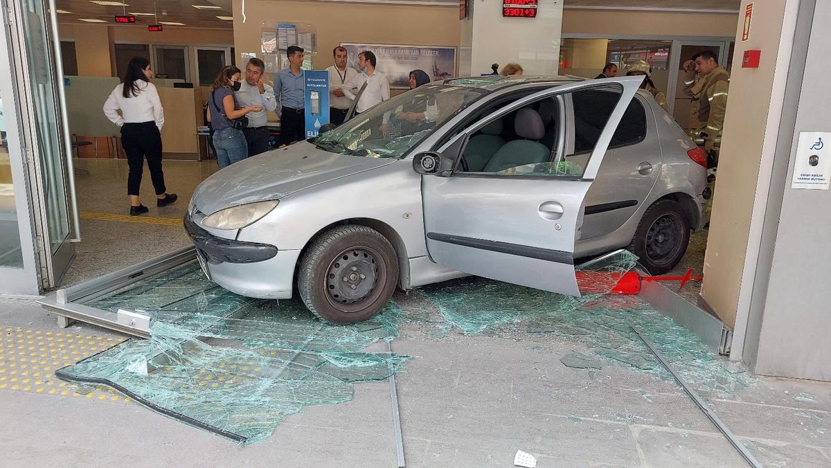 Son dakika haberi | Bahçelievler'de geri geri giden otomobil bankaya daldı: 2 yaralı