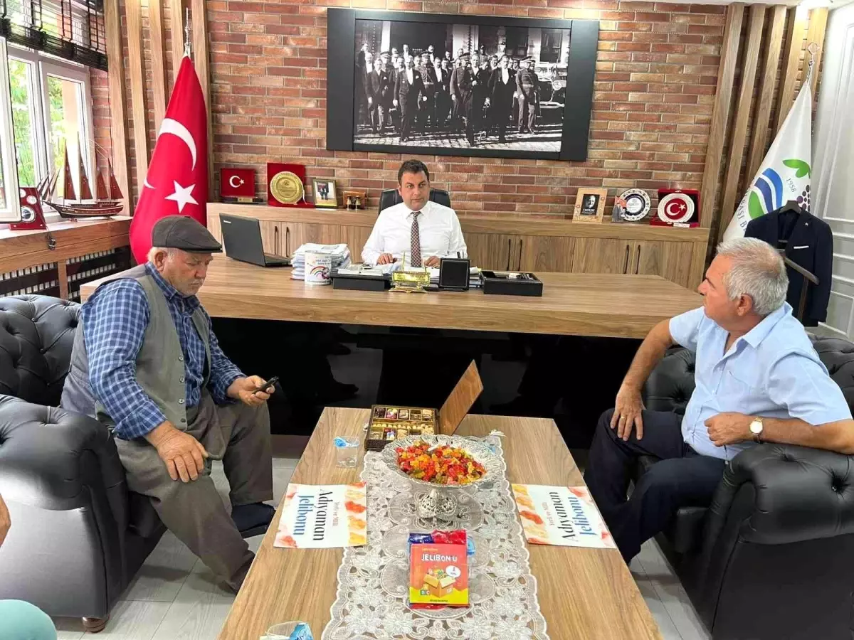 Gölbaşı\'nda belediyeyi ziyaret edenlere \'jelibon\' ikramı