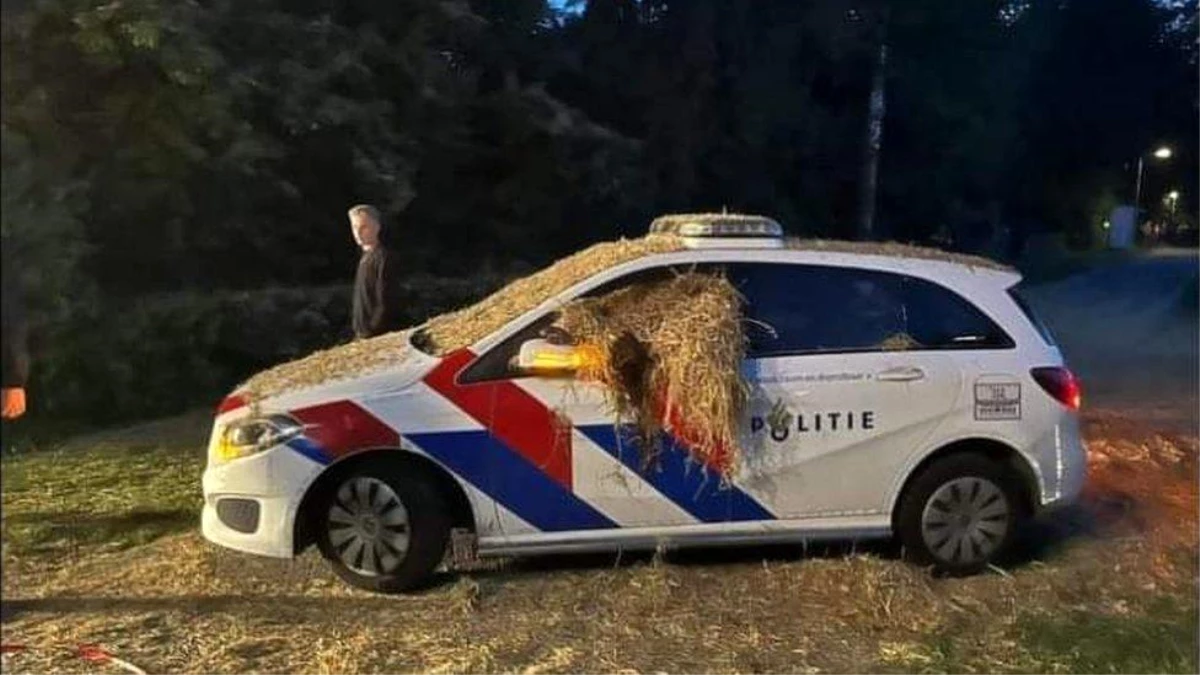 Hollanda\'da çiftçiler bakanın evinin önüne hayvan gübresi döktü