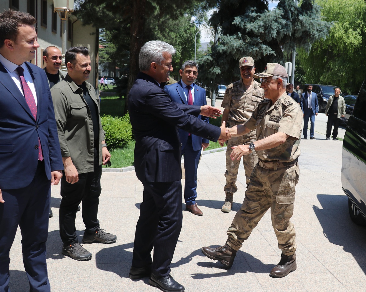 Jandarma Genel Komutanı Orgeneral Çetin, ziyaretlerde bulundu