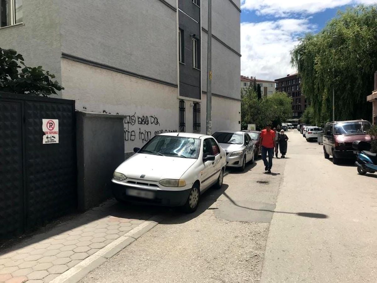 Kaldırım değil adeta otopark