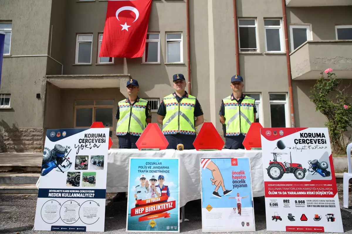 Kayseri\'de jandarma ekipleri traktör sürücülerine reflektör dağıttı