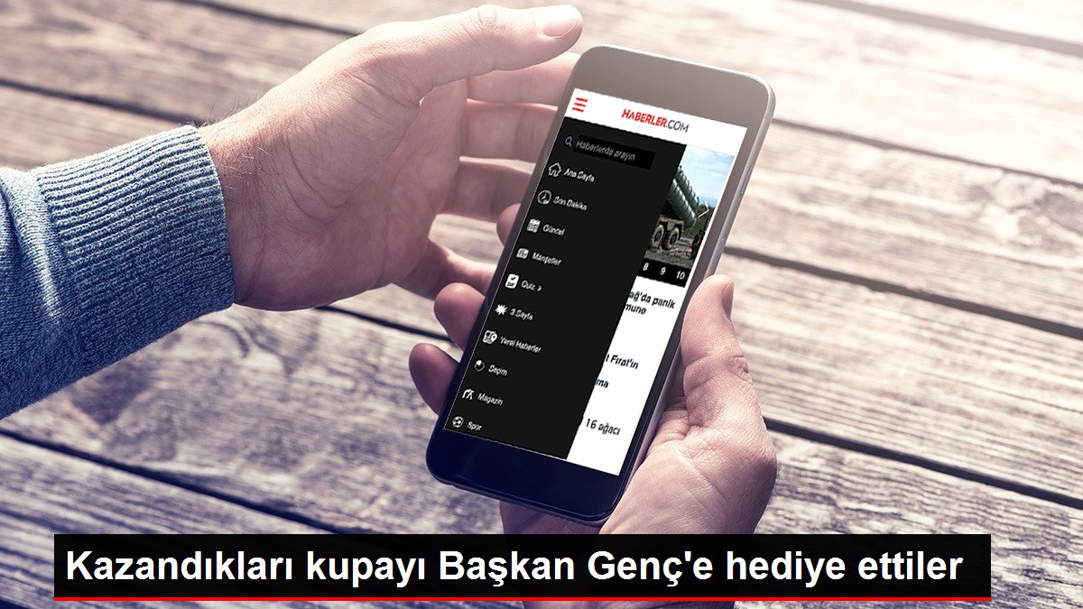 Kazandıkları kupayı Başkan Genç'e hediye ettiler