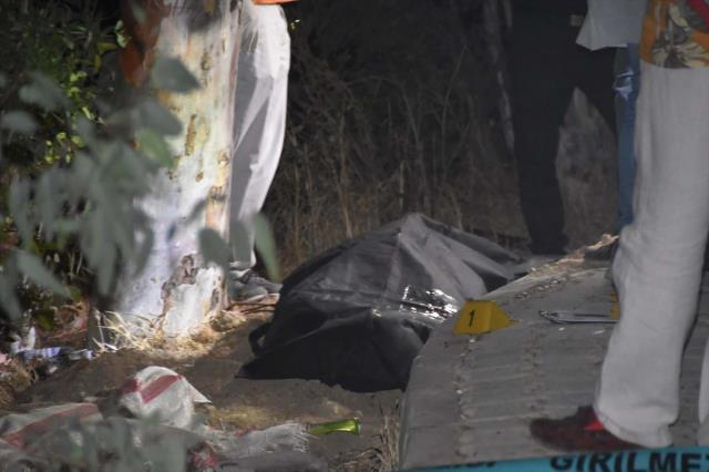 Kokuyu fark eden vatandaşlar polisi aradı! Kum dolu çuvalın içinden çürümeye başlayan erkek cesedi çıktı