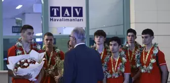 Liselerarası Dünya Şampiyonası'nda şampiyon olan TVF Spor Lisesi takımı yurda döndü