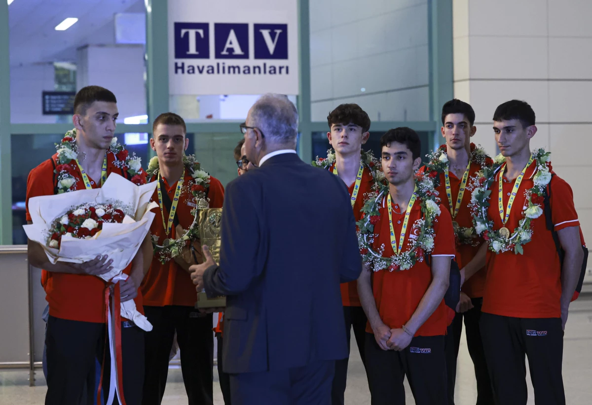 Liselerarası Dünya Şampiyonası\'nda şampiyon olan TVF Spor Lisesi takımı yurda döndü