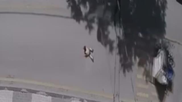 Maltepe'de yürekleri ağza getiren olay! Hareket halindeki motosikletin sepetindeki çocuk yola düştü Maltepe'de yürekleri ağza getiren olay! Hareket halindeki motosikletin sepetindeki çocuk yola düştü